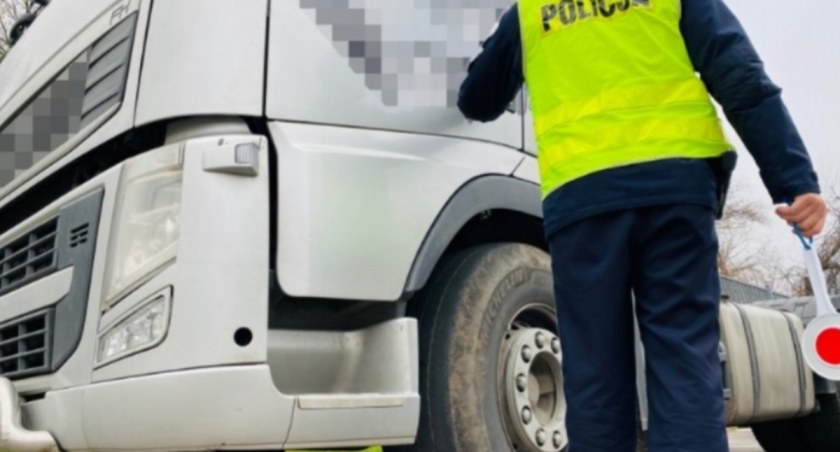 Fałszywa karta pracy w rękach kierowcy: Oszustwo transportowe kierowcy z żywiecczyzny wychwycone przez Policję
