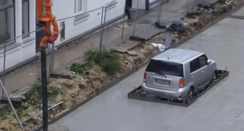 W Łodzi Kontrowersje Wokół Pozostawionego Samochodu na Miejscu Budowy ????