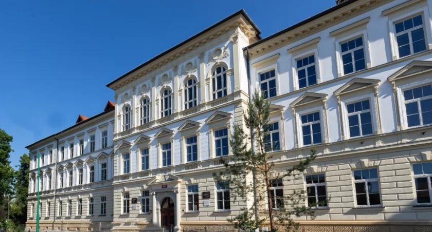 100 lat edukacji i tradycji: Historia Liceum Ogólnokształcącego im. Mikołaja Kopernika w Żywcu