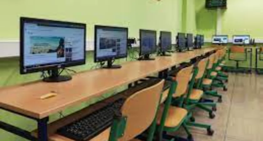 Do czego służy szkolna pracownia terminalowa?