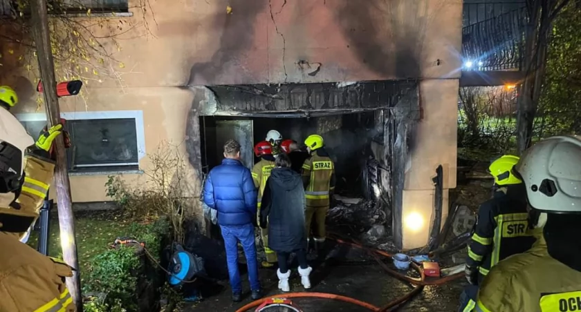 Pożar domu mieszkalnego w Łodygowicach - Akcja służb ratunkowych w trakcie