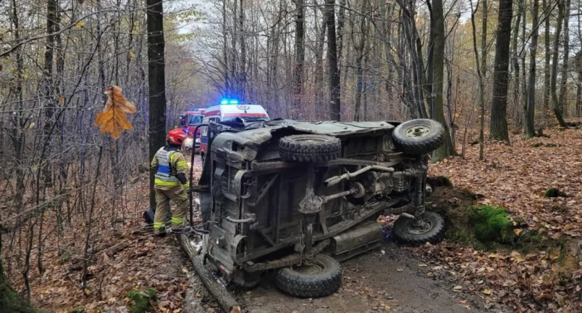 Wypadek w lesie. Jedna osoba przygnieciona przez samochód 