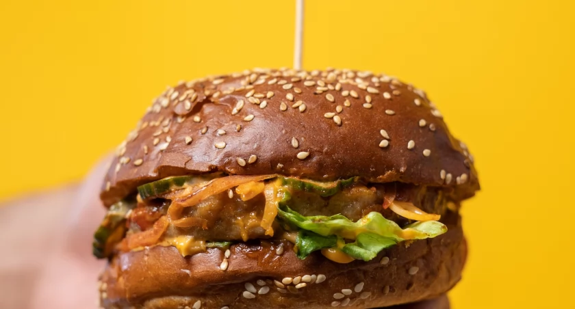 Burgery dla całej rodziny — sprawdź, jak przygotować obiad w amerykańskim stylu