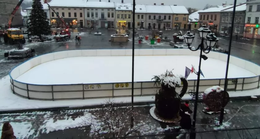 Lodowisko na Żywieckim rynku już gotowe. 1 Grudnia otwarcie