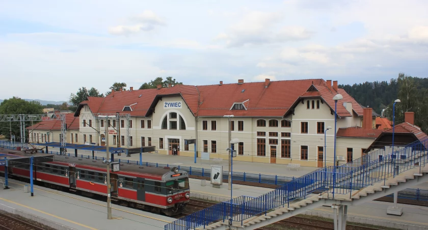 Historia i Ewolucja Dworca Kolejowego w Żywcu