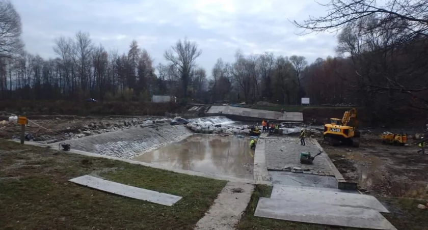 Remont progów na rzecze Koszarawa 