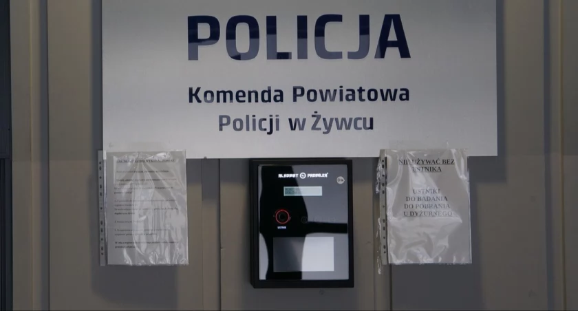 Ogólnodostępny alkomat na Komendzie Policji w  Żywcu 