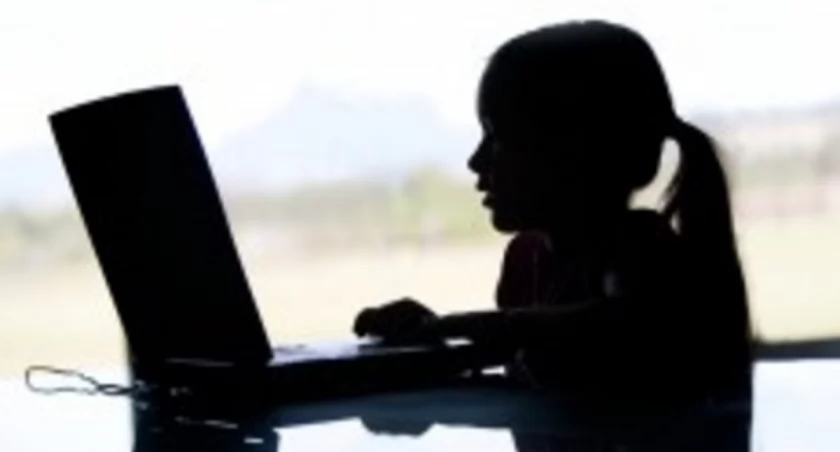 Dzieci w Internecie: Ochrona i Reakcja
