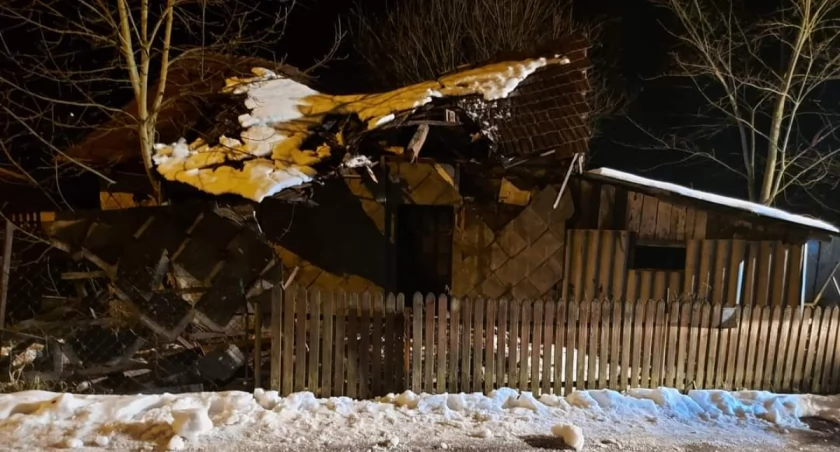 Zawalony pustostan w Pewli Ślemieńskiej 