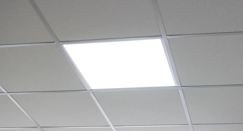 Panel sufitowy LED – gdzie można go wykorzystać i jak wybrać odpowiedni? Podpowiadamy