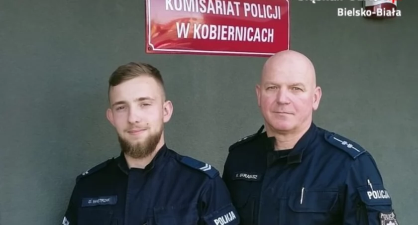 Podziękowanie dla policjantów na ręce komendanta 