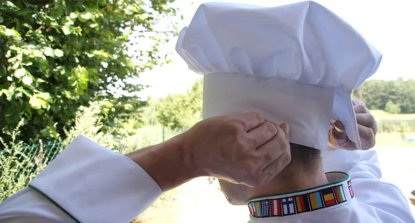 Czapka kucharska – niezbędna w pracy kucharza. Sprawdź, jak ją wybrać