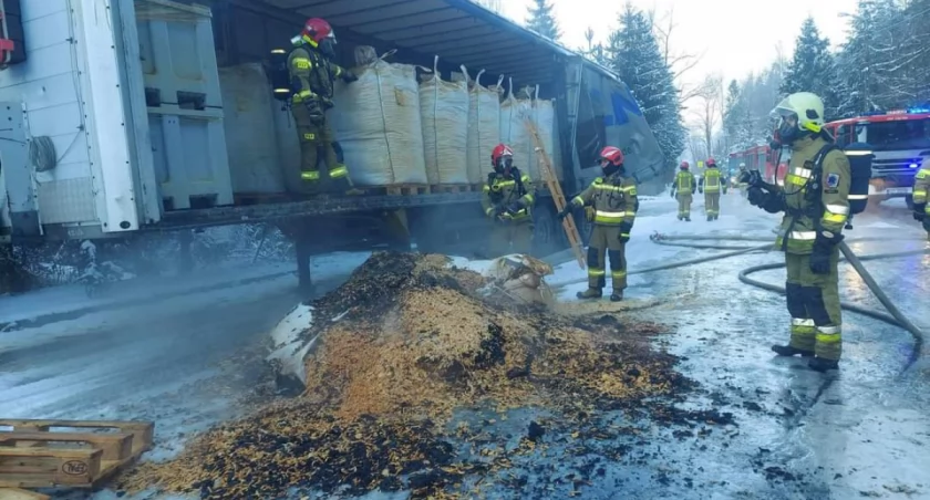 Pożar naczepy ciągnika siodłowego 