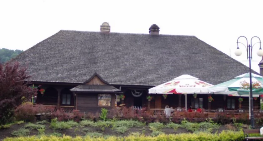Karczma Rzym w Suchej Beskidzkiej: Historia, Legenda i Smak Staropolskiego Czasu