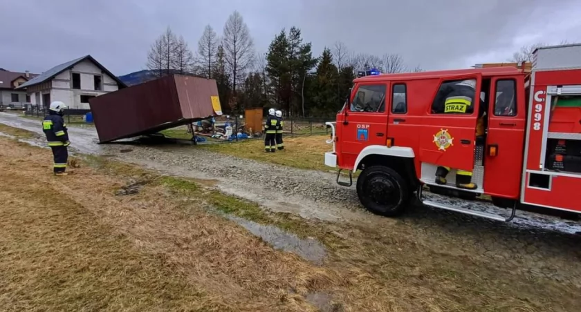 OSP Ostre wezwanie do porwanego przez wiatr garażu
