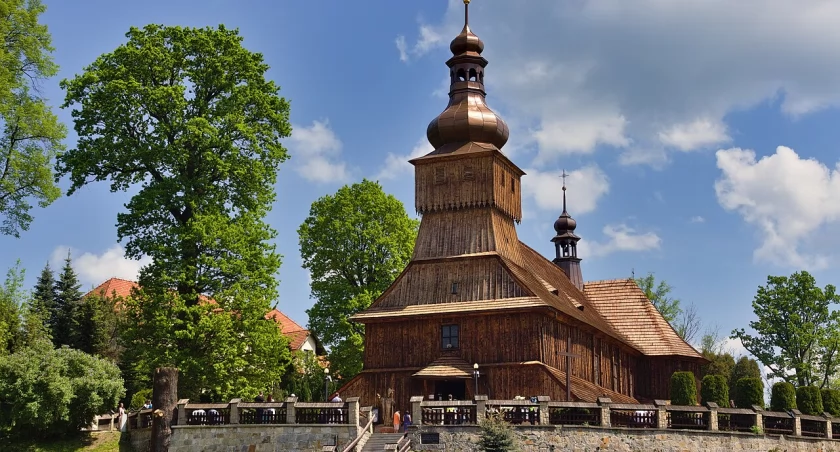 Kościół św. Szymona i św. Judy Tadeusza w Łodygowicach: Klejnot Architektury Drewnianej Beskidów