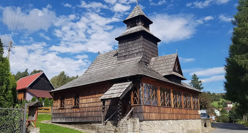 Kościół Najświętszej Maryi Panny Nieustającej Pomocy w Lalikach: Drewniana Perła na Szlaku Architektury Drewnianej