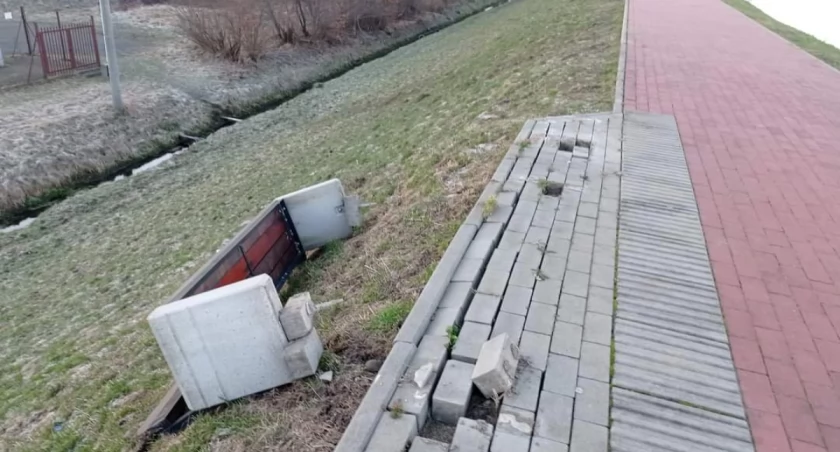 Wandalizm na ścieżce pieszo-rowerowej i szybka reakcja straży miejskiej