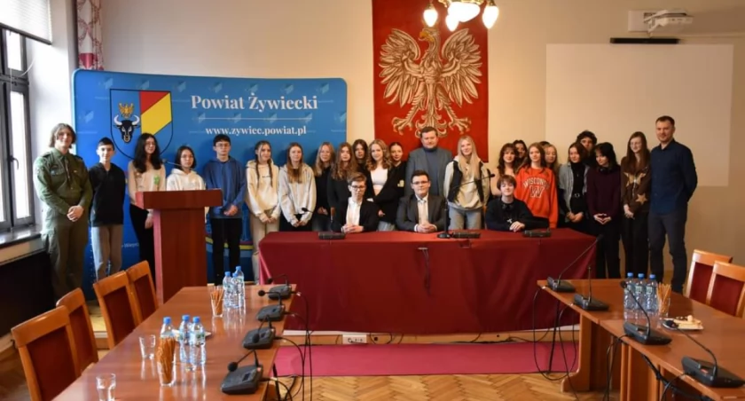 Uczniowie I LO w Żywcu  w Starostwie Powiatowym