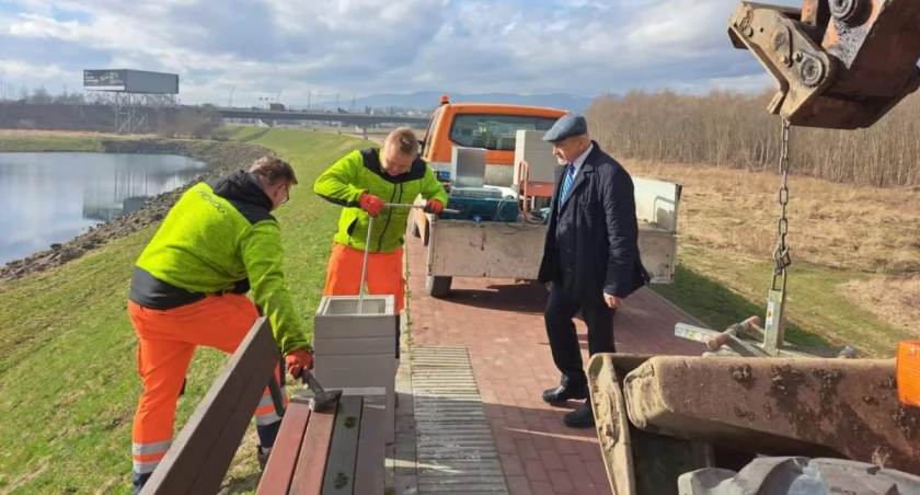 Naprawianie zniszczeń po ostatnim akcji wandali