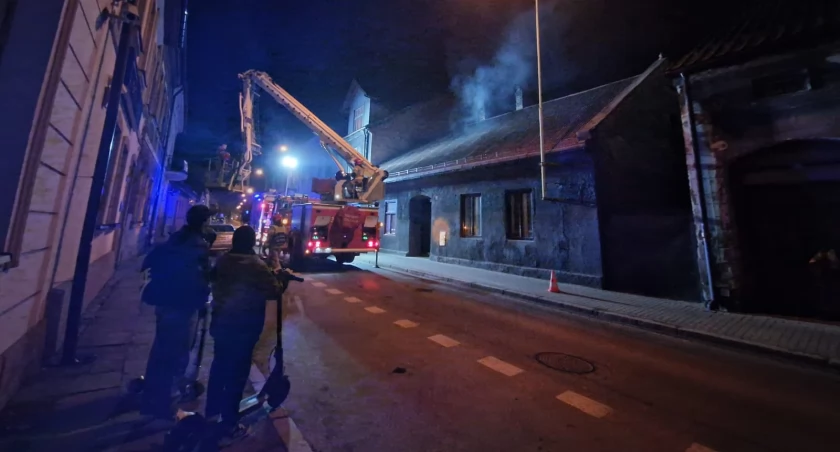 Pożar sadzy na ulicy Komorowskich. Droga od strony rynku zamknięta.