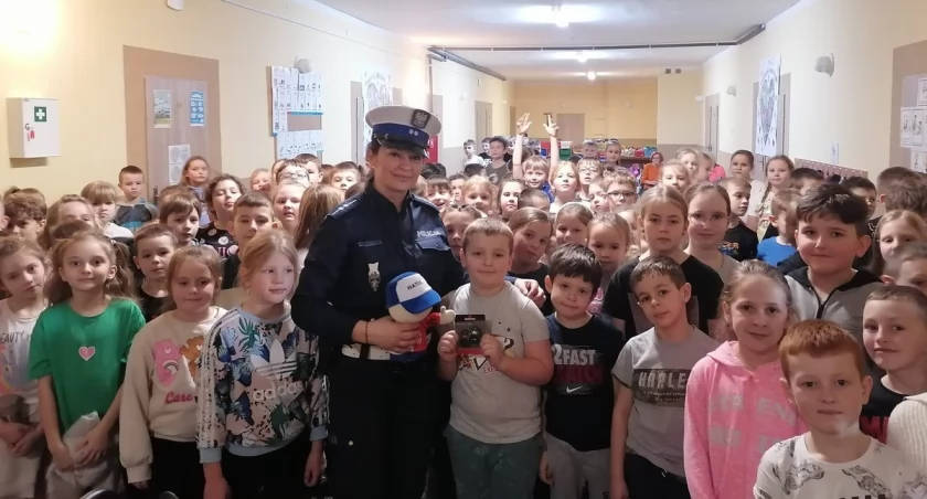Policjanci z odwiedzinami w szkole w Gilowicach 