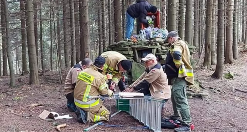 OSP Sporysz naprawił kapliczkę uszkodzoną w ostatnim czasie przez wandali