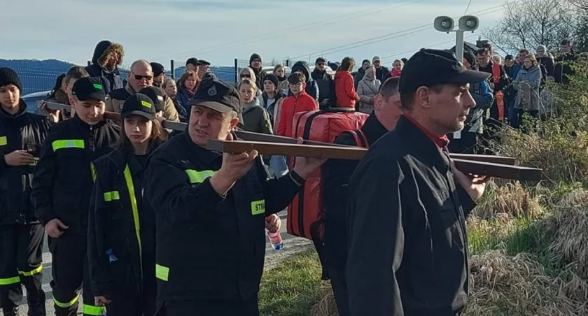Co roczna droga krzyżowa na  Grojec 