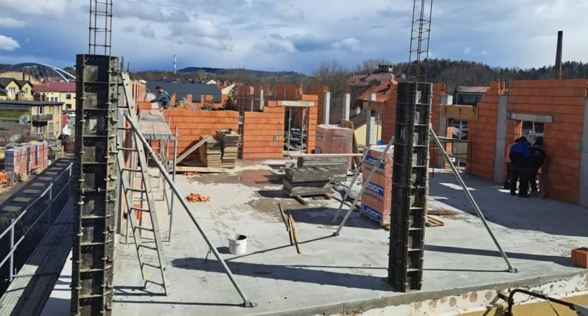 Mury budynku Branżowego Centrum Umiejętności przy ZSME w Żywcu pną się szybko do góry