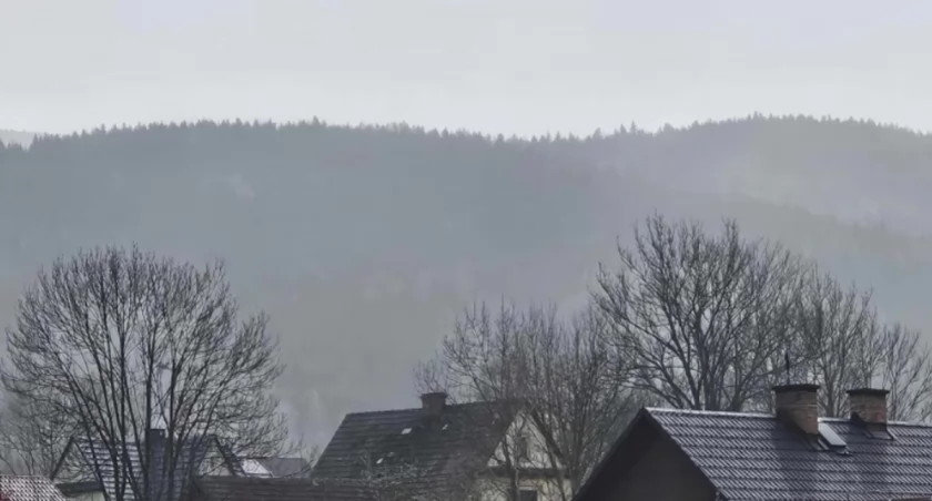 Saharyjski pył przybywa pod Babią Góre, zmieniając kolor nieba na mętny i żółtawy