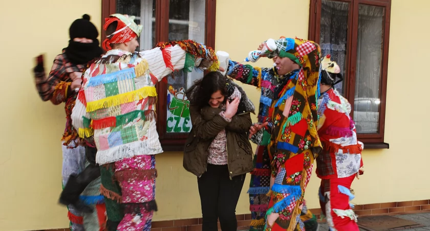 Śmigus-Dyngus: Tradycja i Symbolika Poniedziałku Wielkanocnego