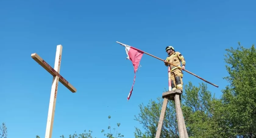 OSP Sporysz wymienił zniszczoną flagę na Grojcu