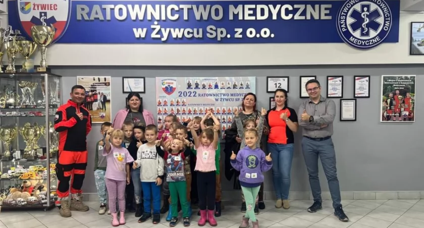 Dzieci z wizytą u ratowników medycznych 