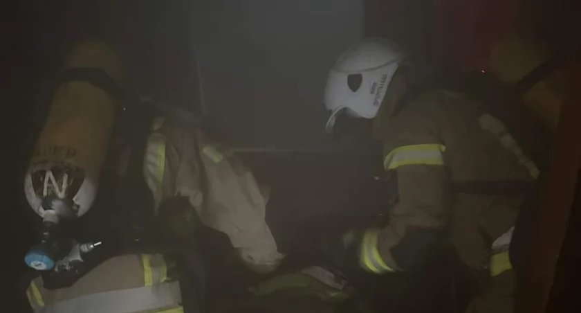 Strażak z uszkodzonym sprzętem oddechowym, szybka ewakuacja