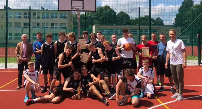 Uczniowie ZSME w Żywcu Najlepsi w Koszykówce 3x3 na Żywiecczyźnie!