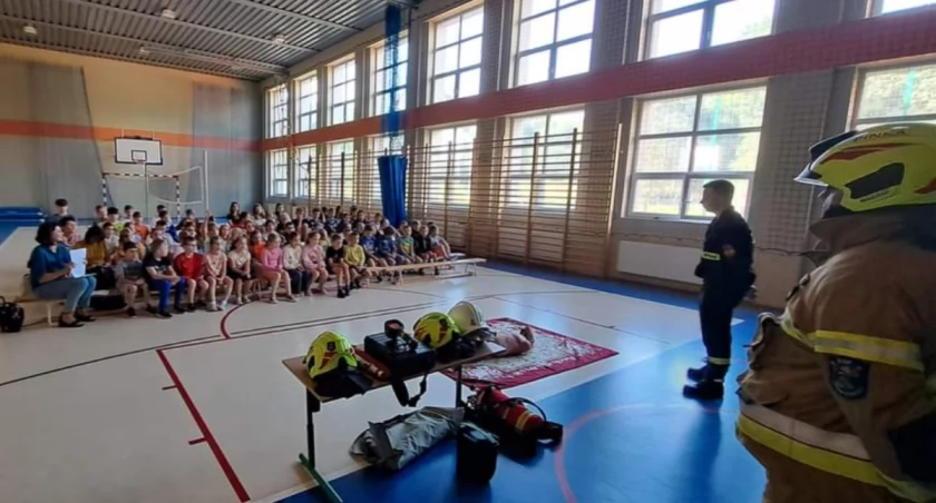  Strażacy z OSP Bystra Żywiecka Edukują Uczniów w Brzuśniku