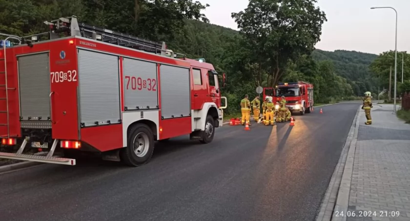  Alarm na ul. Żywieckiej w Czernichowie: Ranny mężczyzna na drodze