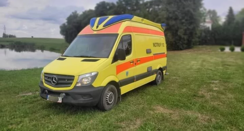 Wypadek na ulicy Krakowskiej: Mężczyzna spadł z drzewa, interweniują służby ratunkowe. LPR w drodze