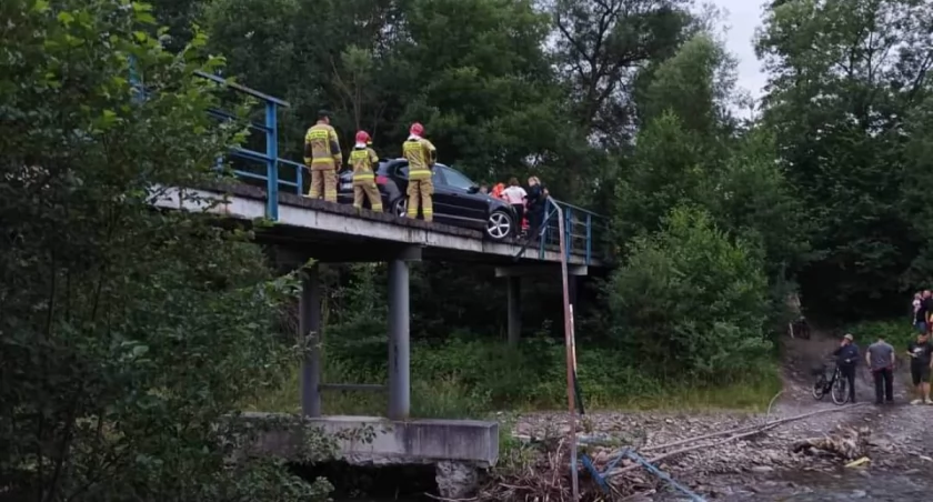 Wypadek drogowy na moście w Leśnej - OSP w akcji