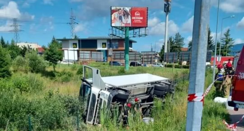 Wypadek na ul. Wesołej: Ciężarówka wpadła do rowu