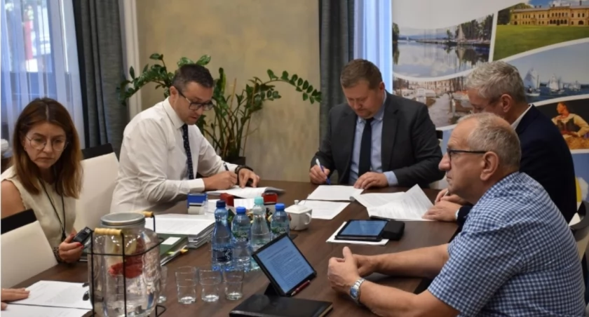 Nowy samochód dla osób niepełnosprawnych w Gminie Ślemień dzięki współpracy z Powiatem Żywieckim