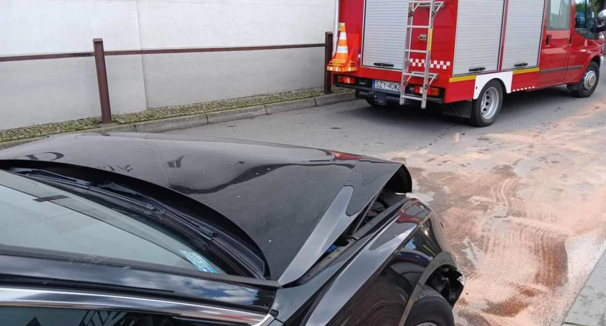 Kolizja dwóch samochodów w centrum Milówki – szybka interwencja OSP