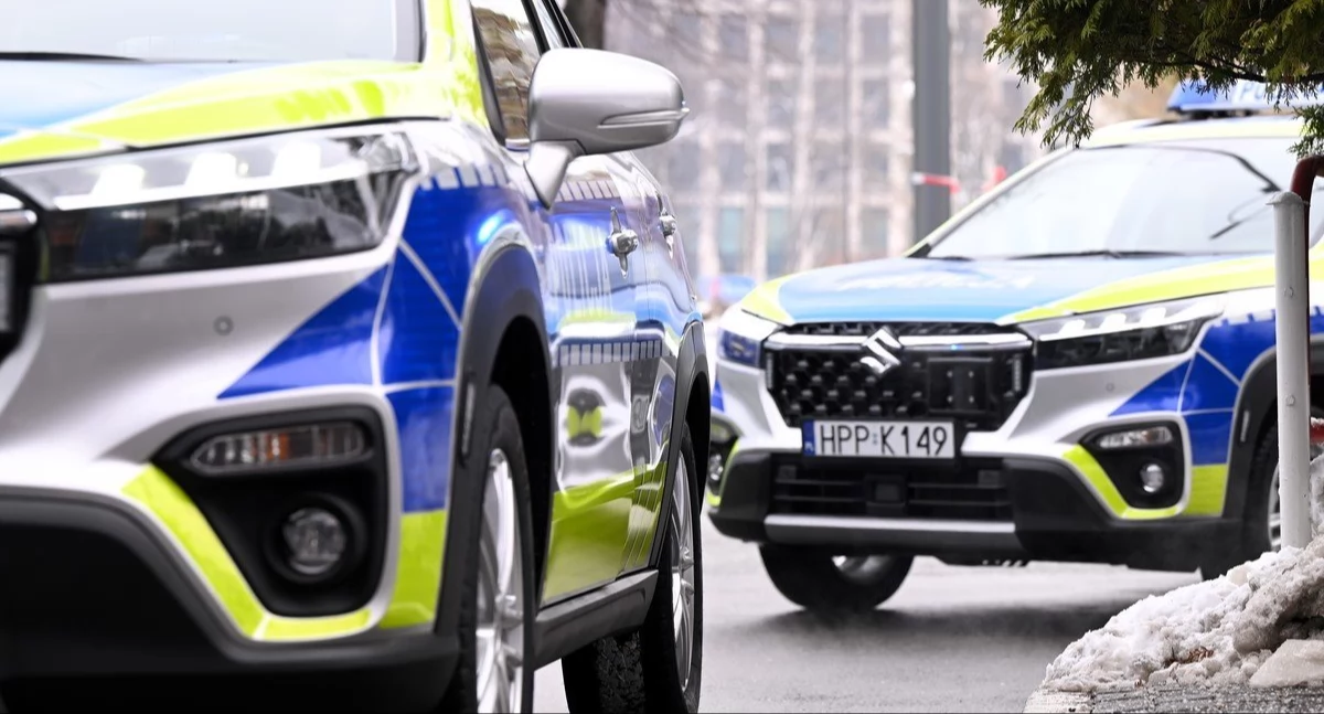 Starsza kobieta dziękuje policjantowi z Żywca za pomoc w powrocie do domu