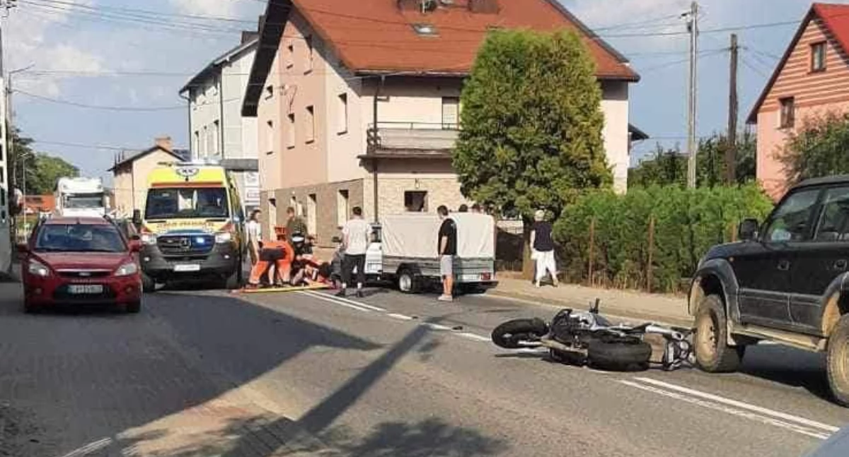 Zderzenie motocykla z samochodem na ul. Zielonej.