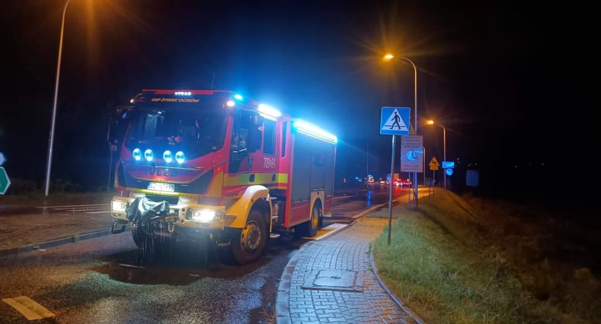 Plama ropopochodna przyczyną kolizji i wypadku na ulicy Krakowskiej w Żywcu