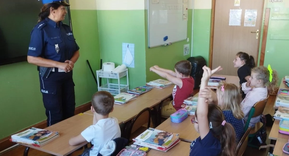 Policjanci uczą pierwszoklasistów zasad bezpieczeństwa