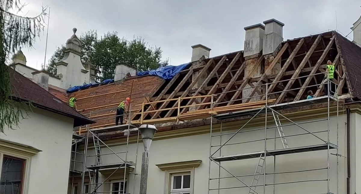 Renowacja dachu w Zakładzie Opiekuńczo-Leczniczym w Rajczy za ponad 1,7 mln zł