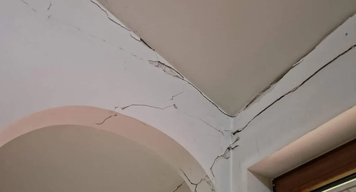 Wybuch w domu w Tresnej – liczne zastępy straży pożarnej na miejscu zdarzenia