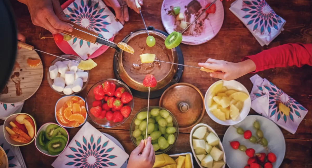 Czekoladowe fondue i jego wariacje: Pomysły na kreatywne dipy i dodatki
