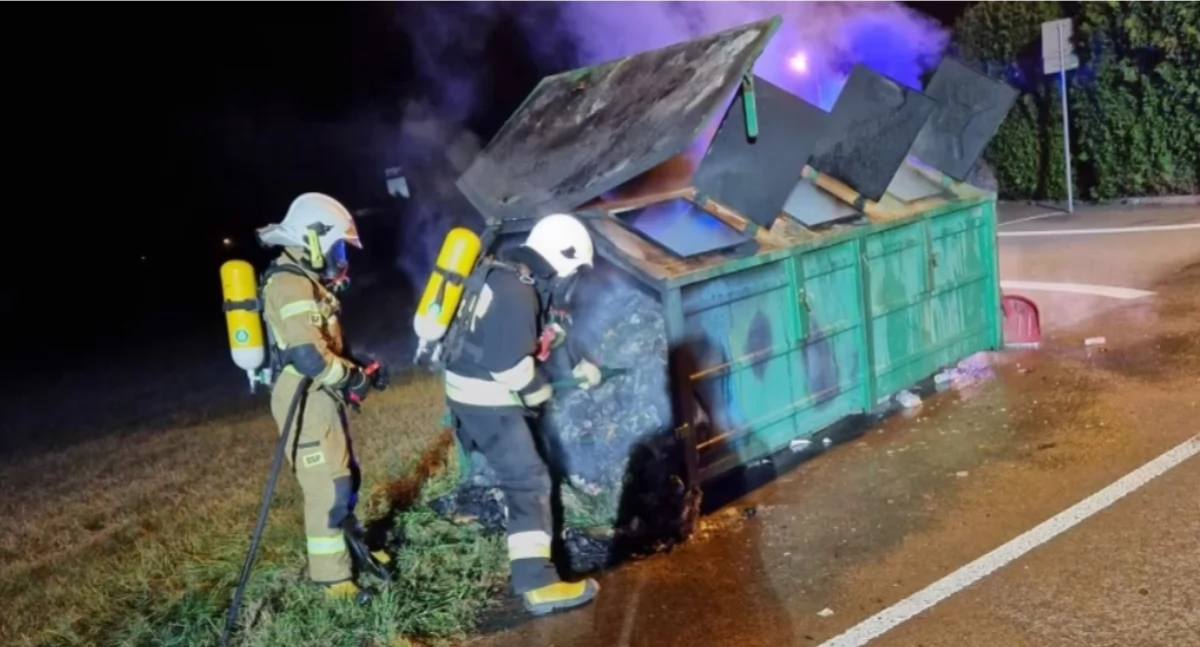 Pożar kontenera na cmentarzu w Leśnej – szybka akcja strażaków zapobiegła rozprzestrzenieniu się ognia